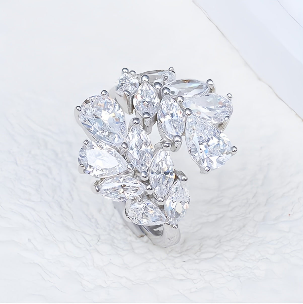 AuraBelle 925 silver ring inlaid with artificial zircon leaf style fashionable and versatile